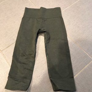 Lululemon high waisted 3/4 length leggings (Sz2)